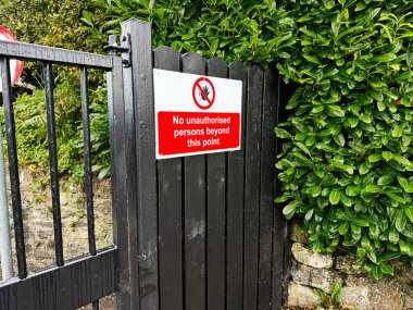 Kapıyı Çal, İrlanda - 22 Ekim 2025 Tak İrlanda 'daki karanlık bir ahşap kapıya güvenlik işareti..