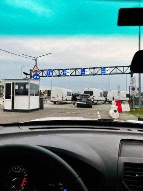 Shehyni, Ukrayna - 22 Ekim 2025: Birkaç beyaz minibüs ve arabalı bir sınır kapısındaki sürücü koltuğundan görüntü. Polonya Ukrayna sınırı. 