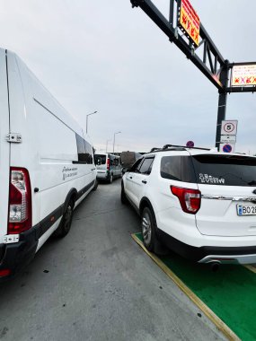 Shehyni, Ukrayna - 22 Ekim 2025: Bazı araçlar işaret ve şerit işaretleriyle giriş kapısında sıraya dizildiler. Polonya Ukrayna sınırı. 