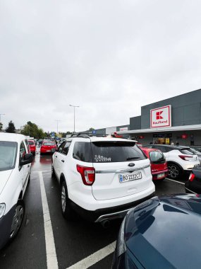 Tarnow, Polonya - 25 Ekim 2025: Tarnow, Polonya 'da yağmurlu bir günde kalabalık bir otoparkta beyaz Ford Explorer SUV. 