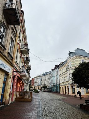 Tarnow, Polonya - 25 Ekim 2025: Avrupa 'da kaldırım taşları, pastel cepheleri ve Tarnow, Polonya' da sakin bir yaya atmosferi ile renkli tarihi cadde. 