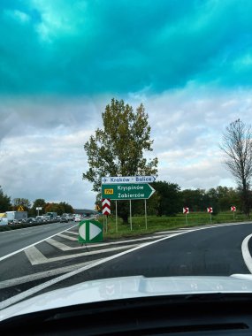 Krakow, Polonya - 25 Ekim 2025: Polonya otoyolu trafiği, yol işaretleri ve Krakw Balice yakınlarında bir kavşak.