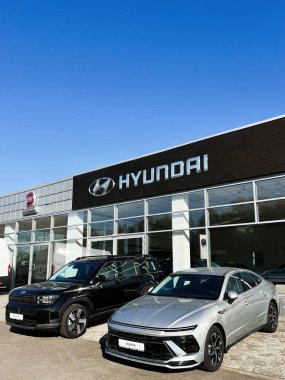 Kyiv, Ukrayna - 25 Ekim 2025: Gümüş sonat sedan ve siyah Santa Fe SUV ile modern araba galerisi açık havada sergileniyor.