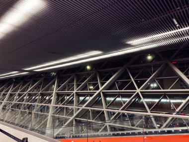 Krakow, Polonya - 07 Kasım 2025: Polonya Krakow havaalanının içi, geceleri cam kafes duvarları ve çelik kirişlerle kaplı.