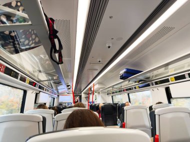 Manchester, İngiltere - 07 Kasım 2025: Banliyö, Manchester 'da temiz ve parlak bir trenle seyahat ediyor..