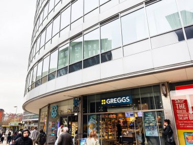 Manchester, İngiltere - 07 Kasım 2025: Yayalar Manchester, İngiltere 'de bir Greggs fırınının önünden geçtiler.
