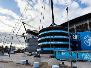 Manchester, İngiltere - 16 Kasım 2025: Manchester Stadyumu 'nun dışındaki modern mavi halka heykeli.
