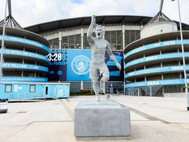 Manchester, İngiltere - 16 Kasım 2025: Manchester Stadyumu dışında futbol ve şehir gururunu kutlayan ikonik heykel.