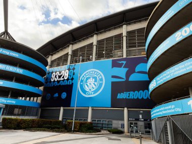 Manchester, İngiltere - 16 Kasım 2025: Parlak mavi pankartlar Manchester Stadyumu 'nun dış yüzeyini dekore ederek cesur ve sportif bir atmosfer yarattı..