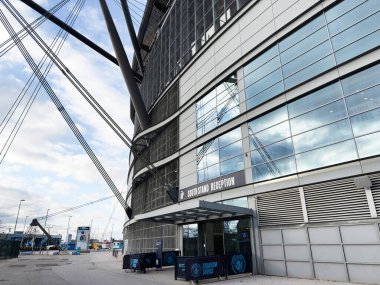 Manchester, İngiltere - 16 Kasım 2025: Manchester 'da cam paneller, resepsiyon alanı ve görünür destek kabloları ile Sleek Stadyumu.