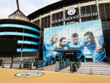 Manchester, İngiltere - 16 Kasım 2025: Manchester City Stadyumu 'nun dış görünüşü, oyuncuların yer aldığı büyük mavi pankartlar ve hoş geldin mesajı