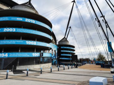 Manchester, İngiltere - 16 Kasım 2025: Manchester City Stadyumu 'nun mavi tarih afişleri ve kilometre taşları ile dış görünüşü.