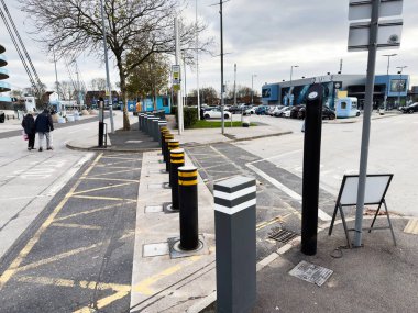 Manchester, İngiltere - 16 Kasım 2025: Manchester Stadyumu 'ndaki sokak sahnesi yayalar, arabalar ve cesurları gösteriyor.