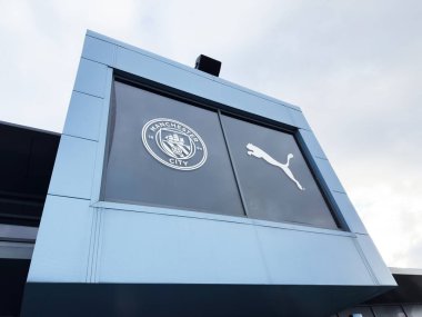 Manchester, İngiltere - 16 Kasım 2025: Modern bir bina üzerindeki Manchester City Stadyumu 'nun dış görünüşü.