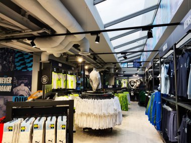 Manchester, İngiltere - 16 Kasım 2025: Manchester Stadyumu 'nda taraftarlara forma, giysi ve eğitim giysileri satan parlak perakende alan.