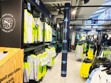 Manchester, İngiltere - 16 Kasım 2025: Manchester 'daki parlak spor mağazasında formalar, gömlekler ve neon aktif giysiler sergileniyor.