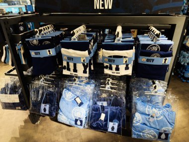 Manchester, İngiltere - 16 Kasım 2025: Manchester City giysi ve teçhizatı bir stadyum perakende seti, mavi takımlar ve aksesuarlarda sergileniyor.