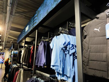 Manchester, İngiltere - 16 Kasım 2025: Manchester, İngiltere 'deki Manchester Stadyumu' ndaki bir spor mağazasında spor giysileri sergileniyor.