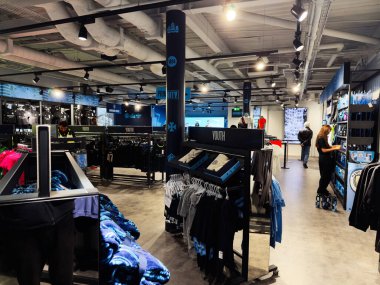 Manchester, İngiltere - 16 Kasım 2025: Manchester 'da gençlik kıyafetleri ve atletizm teçhizatlarıyla dolu.