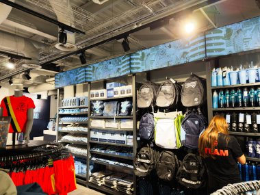 Manchester, İngiltere - 16 Kasım 2025: Manchester 'dan mağaza vitrinlerinde, sırt çantalarında, gömleklerinde ve aksesuarlarında perakende satış.