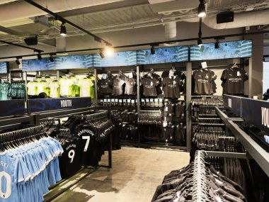 Manchester, İngiltere - 16 Kasım 2025: Manchester Stadyumu 'nun içinde, genç ve siyah eğitim kitleri hayranlar ve müşteriler için düzenli olarak düzenlenmektedir..