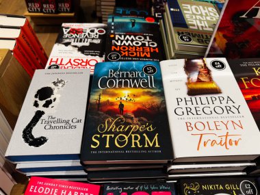 Manchester, İngiltere - 15 Kasım 2025: Bernard Cornwell, Philippa Gregory ve Hiro Arikawa 'nın popüler romanlarının yer aldığı canlı kitapçı sergisi, kitap kapakları ve yaratıcı edebiyat ilgi alanları.