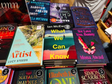 Manchester, İngiltere - 15 Kasım 2025: Modern roman ve sanat eserlerinin parlak bir gösterisi okuyucuları hikaye ve fikirleri keşfetmeye davet ediyor.