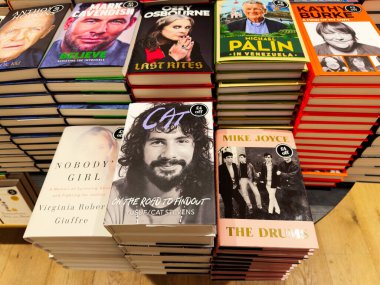 Manchester, İngiltere - 15 Kasım 2025: Bir kitapçı masasına yığılmış kitaplar ve müzik biyografileri, renkli kapaklar ve çeşitli başlıklar.