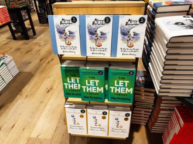 Manchester, İngiltere - 15 Kasım 2025: Mel Robbins, Gyles Brandreth ve Charlie Mackesy 'nin popüler başlıklarının yer aldığı renkli kitapçı sergisi