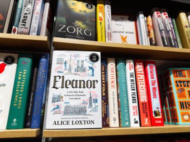 Manchester, İngiltere - 15 Kasım 2025: Alice Loxton 'ın Eleanor ile renkli kitap rafı diğer romanlar ve kurgusal olmayan başlıklar arasında belirgin bir şekilde sergilendi.