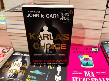 Manchester, İngiltere - 15 Kasım 2025: Karlas Choice 'un Nick Harkaway tarafından ciltli baskısı sergilenen kitapların arasında sergilendi.