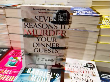 Manchester, İngiltere - 15 Kasım 2025: Cesur başlık ve karanlık tasvirlerle dolu bir kitapçıda karton kapaklı gerilim filminin kapanışı.