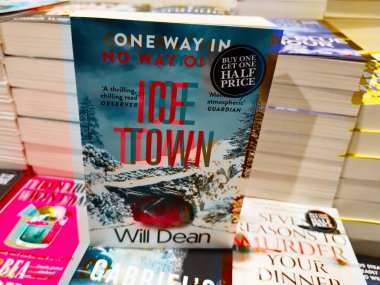 Manchester, İngiltere - 15 Kasım 2025: Will Dean tarafından hazırlanan Ice Town, etrafındaki raflar ve diğer başlıklarla birlikte bir kitapçıda sergilendi.