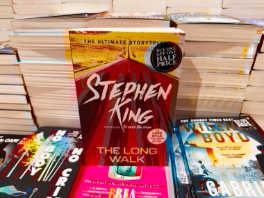 Manchester, İngiltere - 15 Kasım 2025: Stephen King 'in roman kapağı kalabalık bir kitapçının vitrinindeki parlak kitaplıklar arasında öne çıktı.