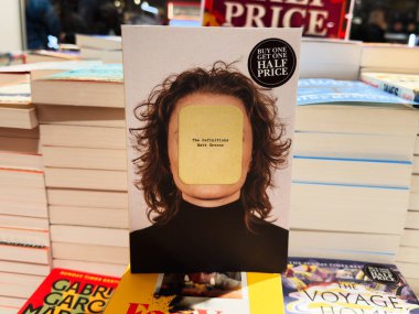 Manchester, İngiltere - 15 Kasım 2025: Matt Greene 'in Tanımlamaları adlı kitabı yarı fiyatına bir kitapçıda sergileniyor..