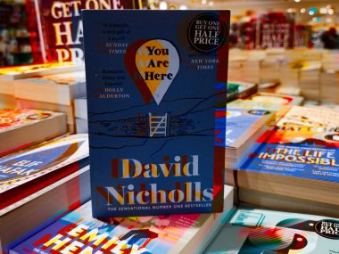 Manchester, İngiltere - 15 Kasım 2025: David Nicholls 'un You Are Here adlı eserinin yer aldığı yoğun bir kitapçıda kitap sergisi.