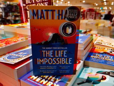 Manchester, İngiltere - 15 Kasım 2025: Matt Haig 'in yoğun bir kitapçıda tanıtım etiketli bir romanının parlak kapağı.