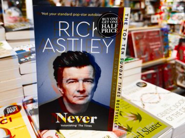 Manchester, İngiltere - 15 Kasım 2025: Kapağında Richard Astley 'in yer aldığı bir kitapçıda popüler roman sergileniyor.