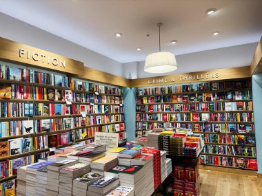 Manchester, İngiltere - 15 Kasım 2025: Canlı kitapçılar suç ve gerilim başlıkları ve kitap yığınlarıyla dolu.