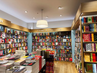 Manchester, İngiltere - 15 Kasım 2025: Suç ve gerilim kitaplarıyla dolu ve raflarda sergilenen bir kitapçı sahnesi.