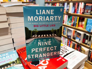 Manchester, İngiltere - 15 Kasım 2025: Liane Moriarty tarafından işlek bir kitapçıda yayınlanan 