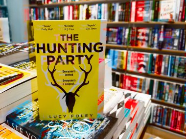 Manchester, İngiltere - 15 Kasım 2025: Lucy Foley 'in 