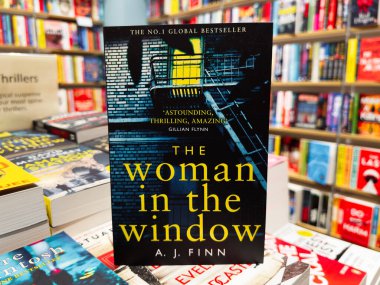 Manchester, İngiltere - 15 Kasım 2025: A. J. Finn 'in en çok satan suç filmi bir kitapçıda sergilendi.