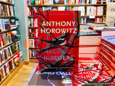 Manchester, İngiltere - 15 Kasım 2025: Anthony Horowitz 'in parlak suç romanı kalabalık bir kitapçıda renkli rafların arasında sergilendi.