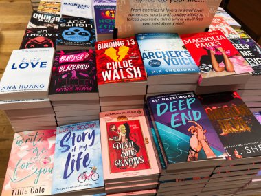 Manchester, İngiltere - 15 Kasım 2025: Canlı bir kitapçı sahnesi, çok sayıda ciltsiz kitabın yer aldığı bir kitapçı sahnesi.