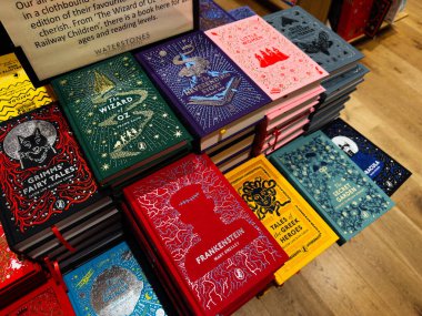 Manchester, İngiltere - 15 Kasım 2025: Frankenstein ve Oz Büyücüsü 'nü de içeren canlı klasik başlıklar.