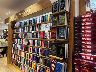 Manchester, İngiltere - 15 Kasım 2025: Bilim kurgu ve fantezi başlıklarla dolu parlak kitapçılar, okuyucuları maceraları keşfetmeye davet ediyor.