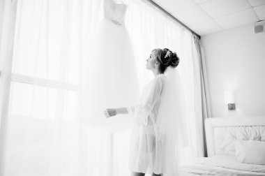 onu gelinlik elbisesi içinde nazik gelin baktı