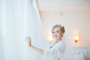 onu gelinlik elbisesi içinde nazik gelin baktı