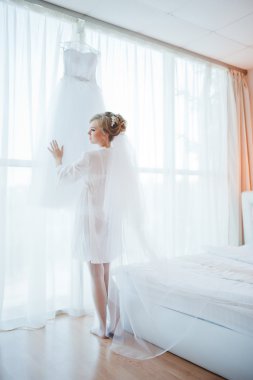 onu gelinlik elbisesi içinde nazik gelin baktı